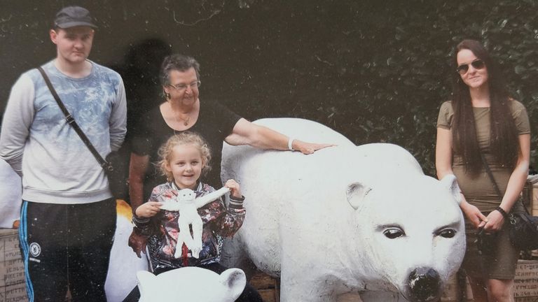 Familieuitje naar het pretpark: Melvin, oma, Charity en Yildiz (privéfoto).