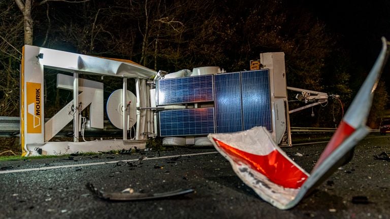 Hoe de automobilist de pijlwagen over het hoofd kon zien, wordt onderzocht (foto: Marcel van Dorst/SQ Vision).