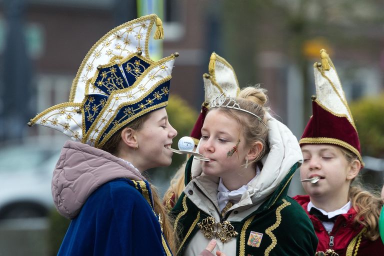 Balletje overbrengen (Foto: carnavalsvereniging de Huibuuke)