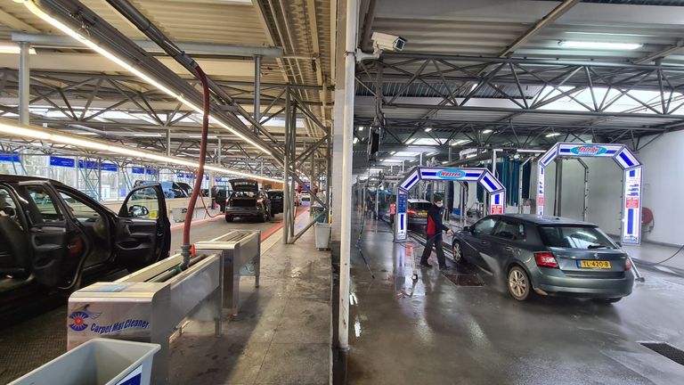 Ook de binnenkant van de auto's worden gereinigd (foto: Noël van Hooft)