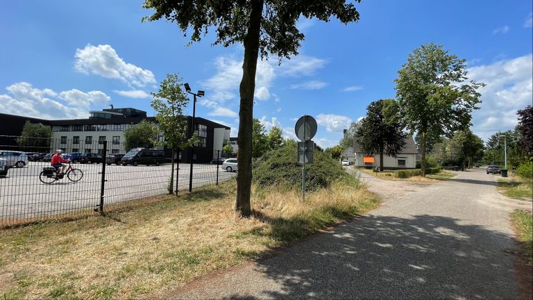 De achterkant van hotel Van der Valk grenzend aan de Handwijzerstraat (foto: Rochelle Moes)