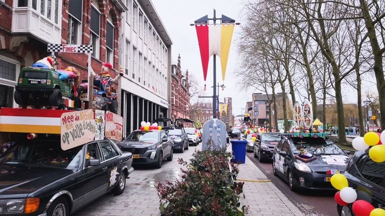 Een bonte stoet tijdens de HotsKnotsRit in en door Oeteldonk (foto: Megan Hanegraaf).