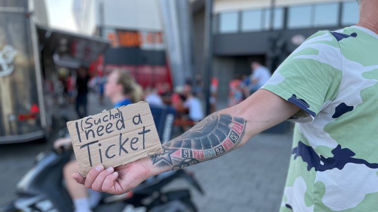 Wie helpt Uwe aan een ticket? (foto: Raymond Merkx). 