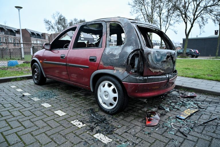 De uitgebrande auto (foto: Toby de Kort/SQ Vision Mediaprodukties).