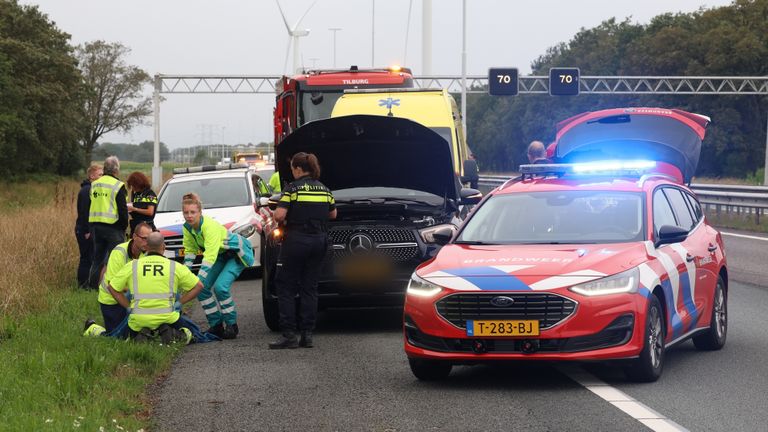 Diverse hulpverleners werden opgeroepen na de botsing op de A58 (foto: Sander van Gils/SQ Vision).