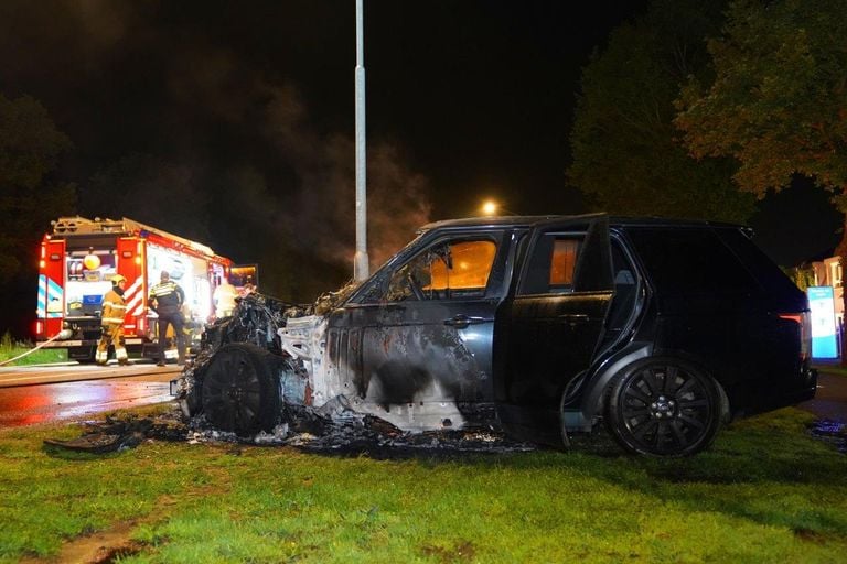 De brandweer had de autobrand in Nuland snel onder controle, maar kon niet voorkomen dat de Range Rover verloren ging (foto: Bart Meesters).