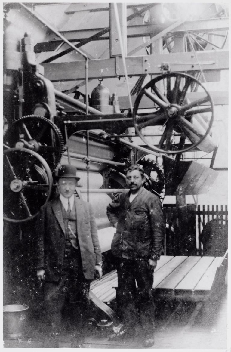 Interieur textielfabriek H. van Puijenbroek aan de Bergstraat. Rechts smid-machinist Arnoldus Adrianus van Erven