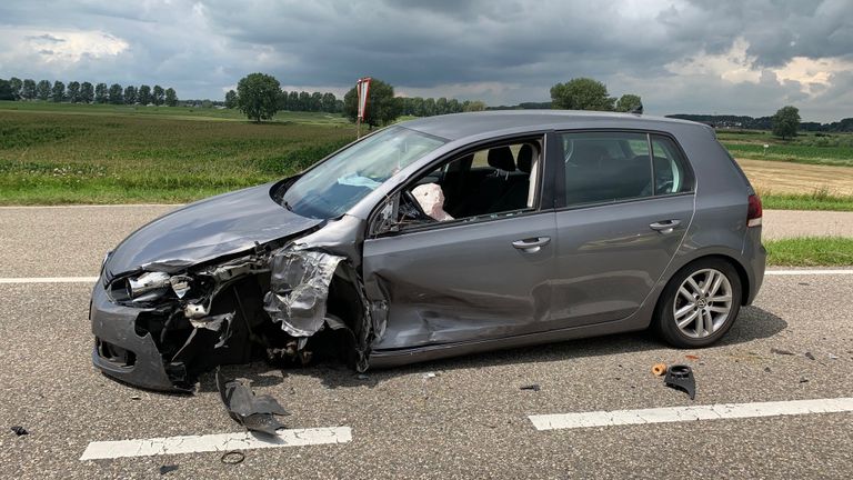 De andere auto de bij het ongeluk betrokken was, raakte zwaar beschadigd (foto: Bart Meesters).