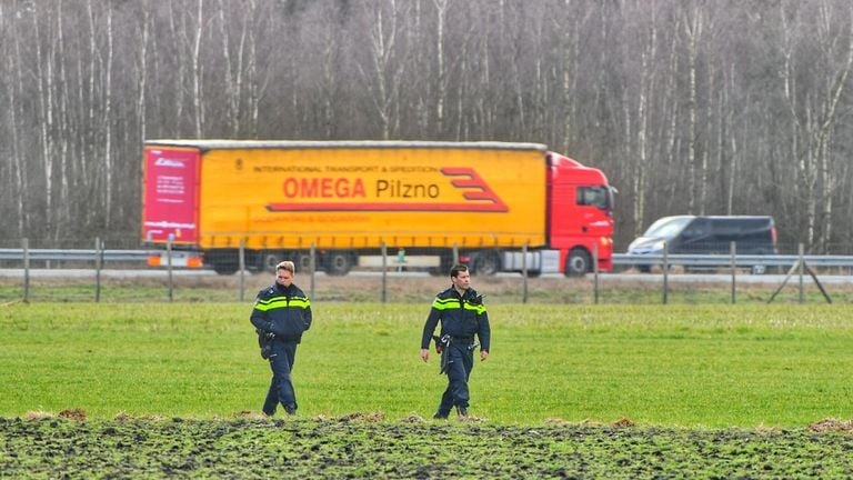 Agenten doen onderzoek in Hapert (foto: Rico Vogels/SQ Vision).