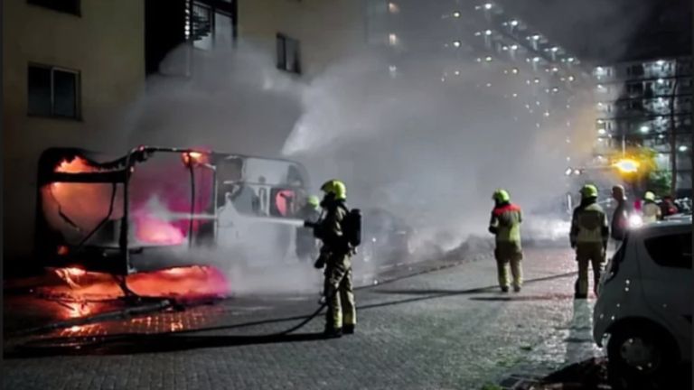 De uitgebrande caravan stond vlakbij een appartementencomplex (foto: Politie Markdal).