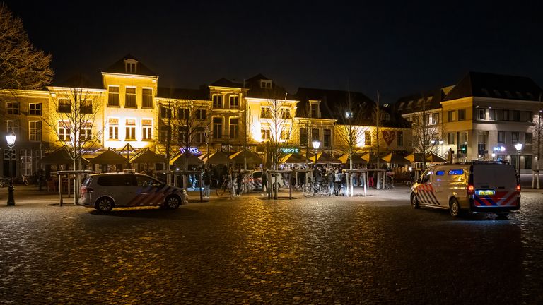 De politie deed onderzoek na de vechtpartij op de Parade in Den Bosch (foto: Iwan van Dun/SQ Vision).