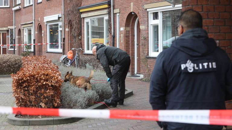 Een speurhond wordt ingezet bij het onderzoek (foto: Bart Meesters/SQ Vision).