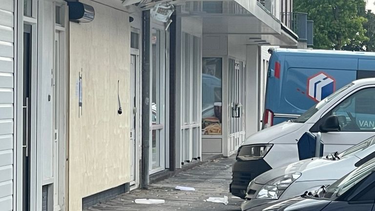 De politie kreeg een melding van schade aan het gebouw aan de Hildebrandstraat in Den Bosch en ging vervolgens kijken (foto: Bart Meesters). 