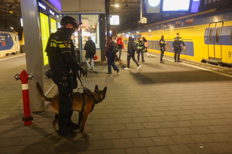 Agenten in kogelwerende vesten en een politiehond gingen de trein in (foto: Arno van der Linden/SQ Vission).