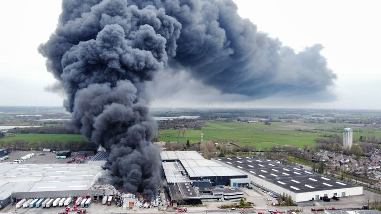 Een enorme rookkolom stijgt op vanaf het bedrijventerrein (foto: Mark Woudstra).