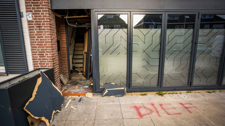 De schade aan het Eindhovense gebouw is bij daglicht goed te zien (foto: SQ Vision).