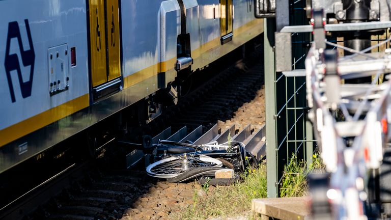 De trein raakte de fiets van de overstekende jongen (foto: Jack Brekelmans/SQ Vision).