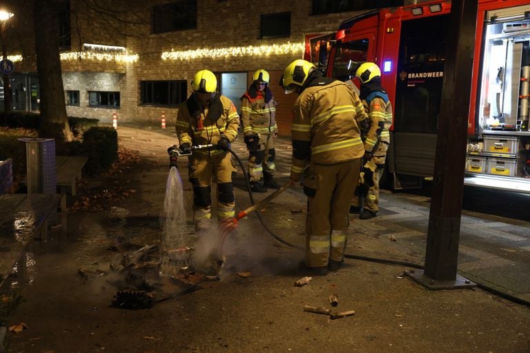 De brandweer bluste het vuurwerkafval in Boxtel (foto: Sander van Gils/SQ Vision).