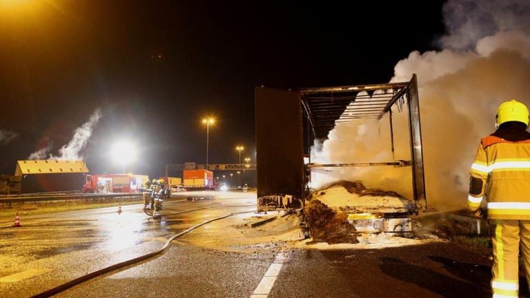 De hulpdiensten rukten massaal uit vanwege de situatie op de A2 (foto: Bart Meesters).