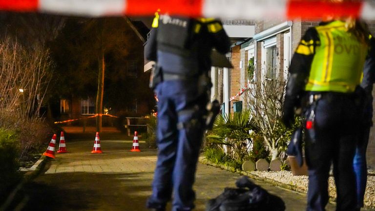 Na de schietpartij op de Locomotiefstraat in Eindhoven werd een deel van de omgeving afgezet (foto: Dave Hendriks/SQ Vision).