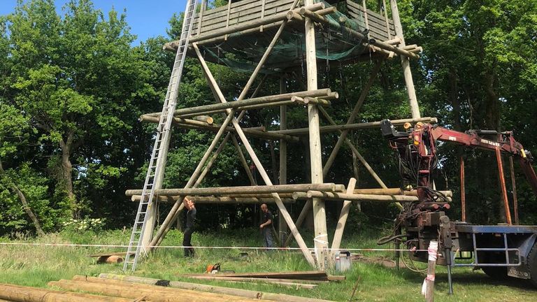 De uitkijktoren wordt hersteld (foto: Erik de Jonge).