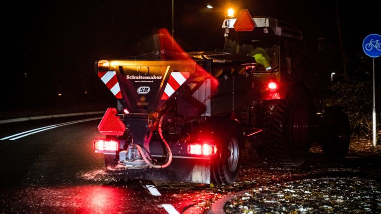 Een strooiwagen in Eindhoven (archieffoto: Rob Engelaar/ANP).