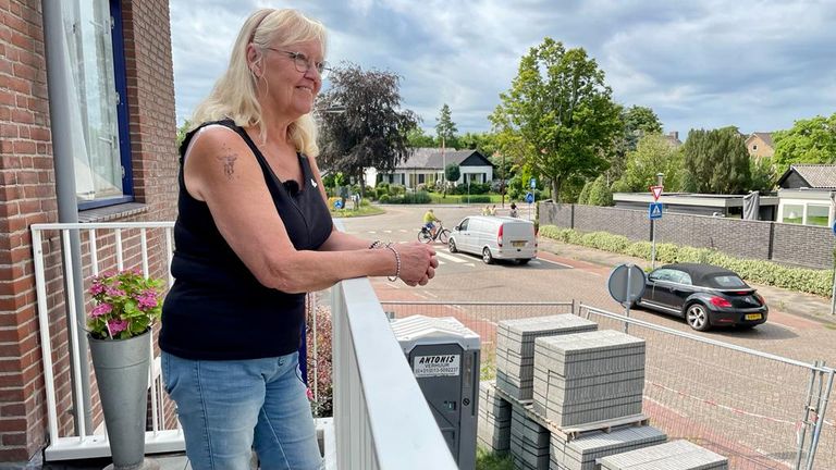 Manja straalt weer als ze op haar balkon staat (foto: Erik Peeters).