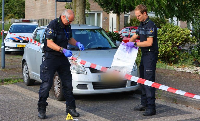 Agenten stellen bewijsmateriaal veilig (foto: Bart Meesters/SQ Vision Mediaprodukties).