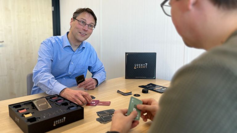 Recensent Niek Ederveen speelt het nieuwe spel (foto: Rogier van Son).