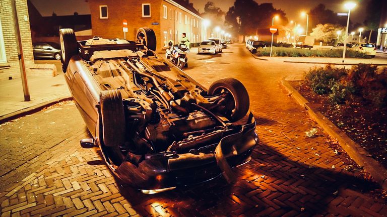 De auto in Eindhoven sloeg rond halfvijf zaterdagnacht over de kop (foto: Sem van Rijssel/SQ Vision).