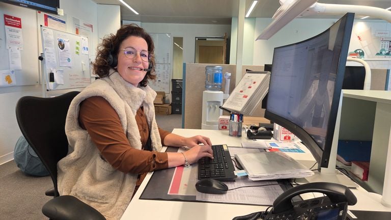 Triagiste Sanne Kivits beoordeelt of iemand naar de huisartsenspoedpost mag of niet (foto: Noël van Hooft).