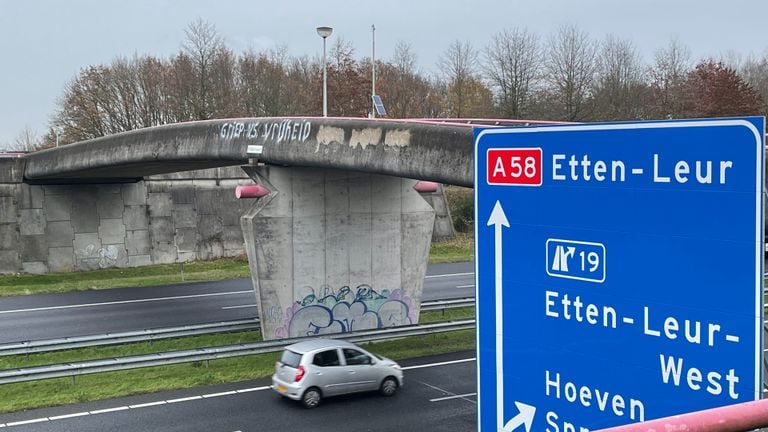 Griep vs Vrijheid op het viaduct geschilderd (foto: Robert te Veele).