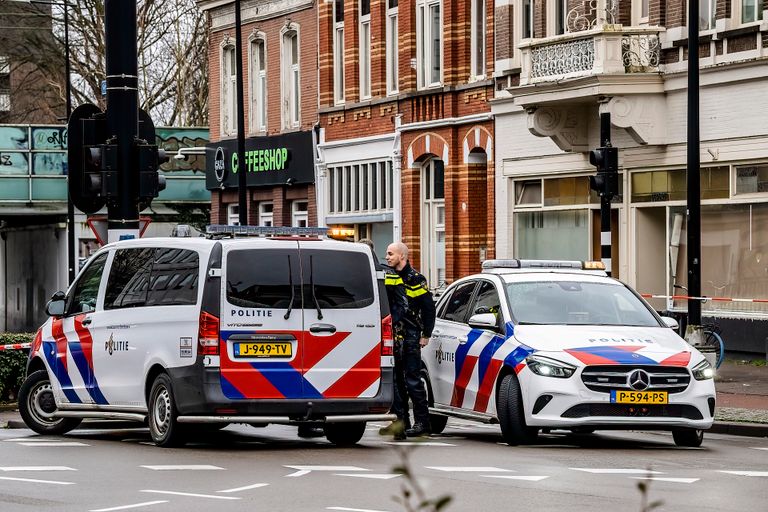 Politie zaterdag bij de coffeeshop (foto: Jack Brekelmans / SQ Vision).