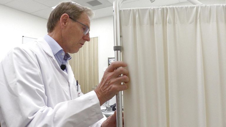 Dokter Frank van Kemenade maakt de kamer klaar voor onderzoek (Foto: Alice van der Plas)