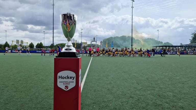 De hockeybeker stond al klaar (foto: Noël van Hooft)