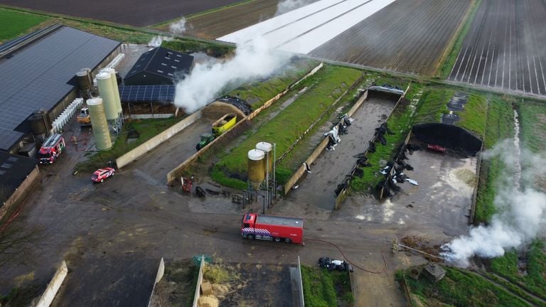 De brand brak uit op een boerenbedrijf in het buitengebied tussen Sint-Michielsgestel en Den Dungen  (foto: Bart Meesters).