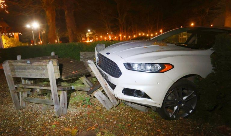 De auto kwam tegen een hek tot stilstand (foto: Bart Meesters/Meesters Multi Media/SQ Vision).