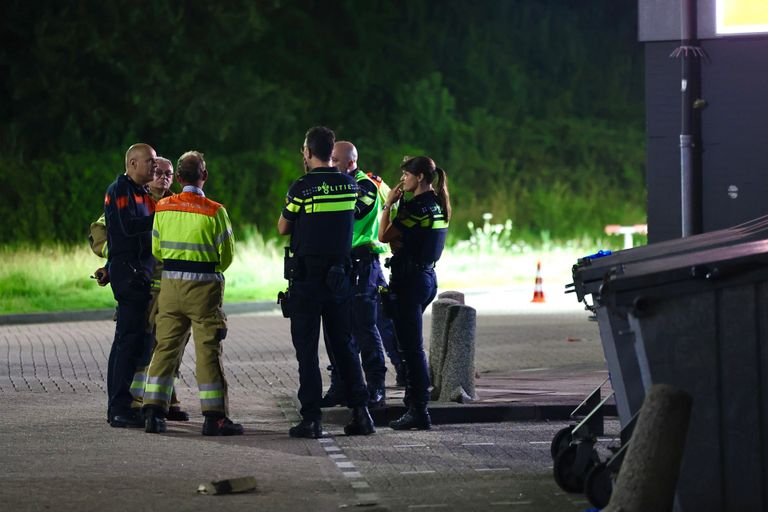 Overleg tussen politie en brandweer bij het tankstation naast de A2 bij Liempde (foto: Sander van Gils/SQ Vision).