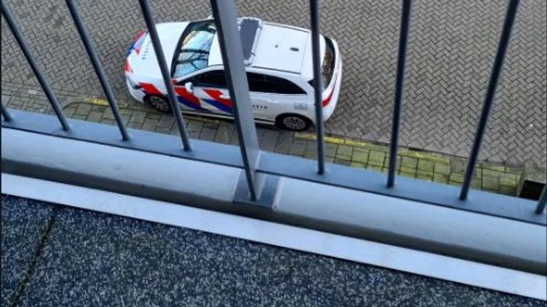 De vrouw was opgesloten op het balkon van haar huis (foto: Instagram wijkagenten Breda-Oost).