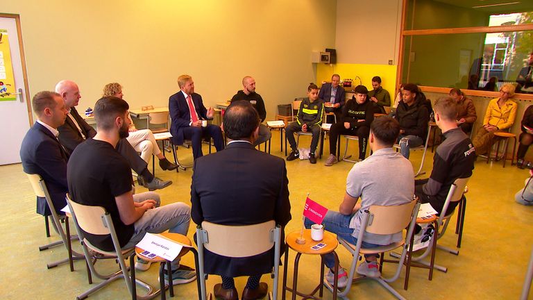 Een van de vele gesprekken met betrokkenen (foto: Omroep Brabant).