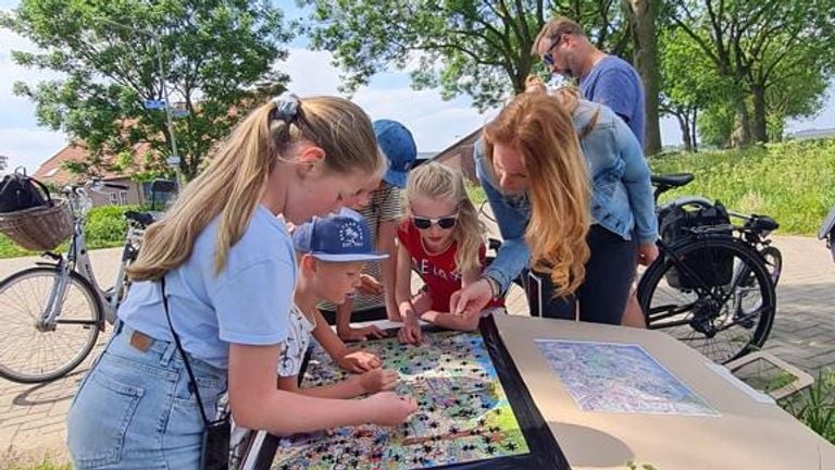 puzzelaars in Lith tijdens een van de alternatieven op de dorpsquiz