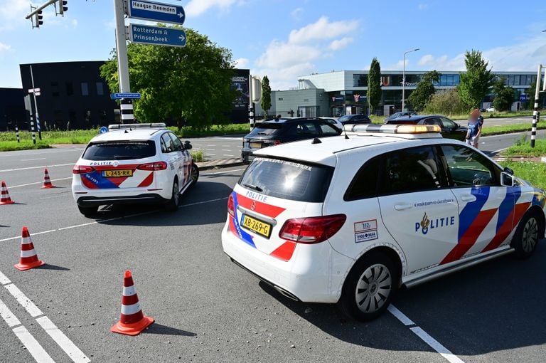 De weg werd na het ongeluk een tijdje afgezet (foto: Perry Roovers/SQ Vision.)