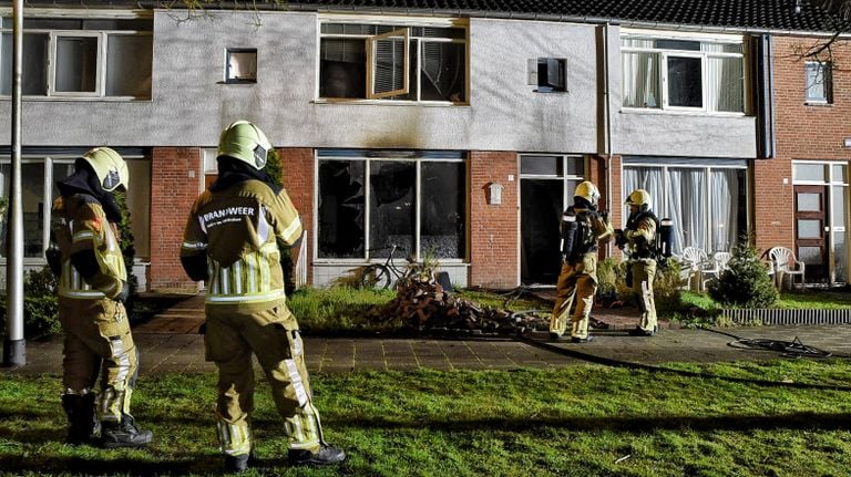 De brandweer bij het uitgebrande huis in Tilburg (foto: Toby de Kort/SQ Vision).