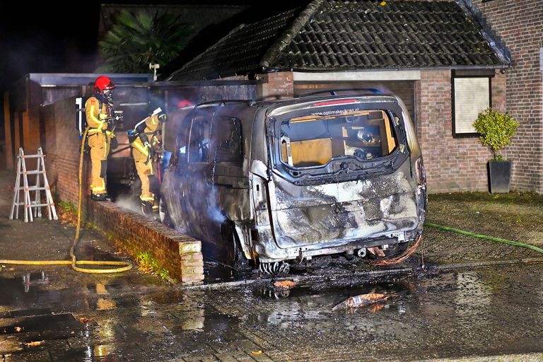 Van de bestelbus in Dommelen bleef weinig over (foto: Rico Vogels/SQ Vision).