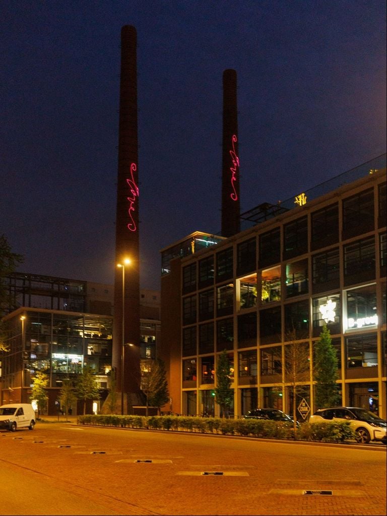 Roodverlichte schoorstenen in Eindhoven