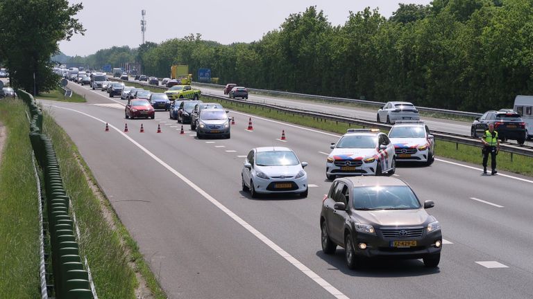 De afsluiting van de rijstrook op de A2 bij Valkenswaard leidde tot veel vertraging (foto: WdG/SQ Vision).