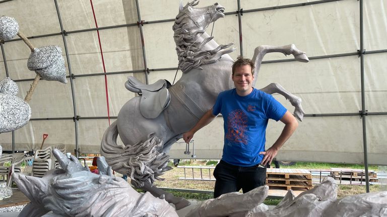 Wijnand Driessen bij enkele van de onderdelen van 'zijn' prijswinnende wagen (foto: Imke van de Laar).