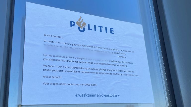 Een briefje van de politie hangt aan de voordeur (foto: Omroep Brabant)