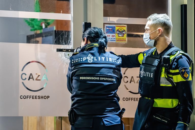 Het kogelgat in het raam van coffeeshop Caza in Tilburg is goed te zien (foto: Jack Brekelmans/SQ Vision).