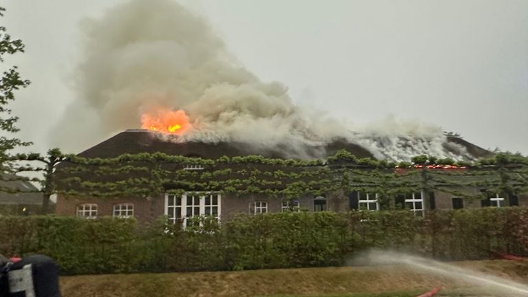 Het huis in Lierop dat door brand werd getroffen, is reddeloos verloren (foto: Dave Hendriks/SQ Vision).
